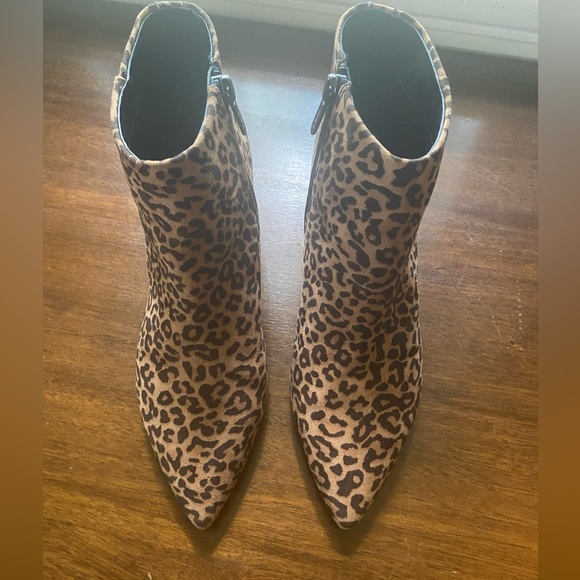 Circus Sam Edelman Kirby Kitten Heel
Trendy Ankle Boots; Leopard Print; Sz: 7.5 - Picture 6 of 10